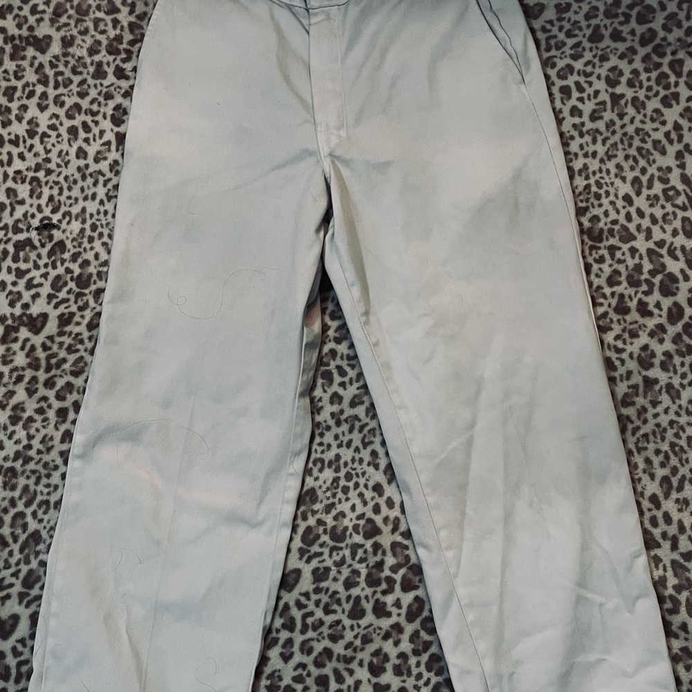 woman’s plain white dickies